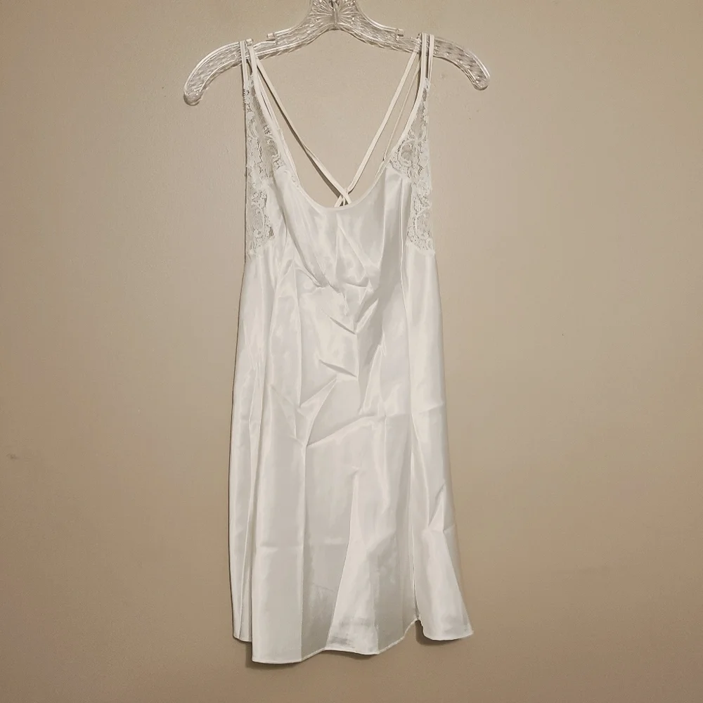 Victoria's Secret | Women's White Strappy Lace Chemise Gown (Size Medium)